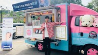 Karena bakat akting dan wajah tampannya membuat Lee Do Hyun digandrungi banyak penggemar. Kiriman food truck inipun berasal dari penggemarnya lho. Foto: Instagram @ldh_sky
