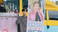 Dikabarkan Lee Do Hyun berteman baik dengan penyanyi IU. Wanita cantik kelahiran 1993 itu juga mengirimkan food truck ke lokasi syuting Lee Do Hyun. Foto: Instagram @ldh_sky