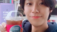 Salah satu bukti kalau Lee Do Hyun doyan minum es kopi. Seperti Es Americano ini yang ia dapatkan dari kiriman food truck penggemarnya. Foto: Instagram @ldh_sky