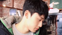 Saat nongkrong di kafe, lagi-lagi Lee Do Hyun memesan es Americano. Pria tampan ini juga tak lupa mengabadikan momennya dengan minuman favoritnya. Foto: Instagram @ldh_sky