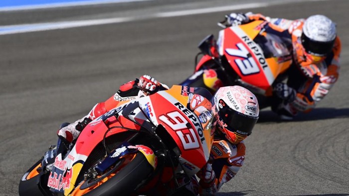 Repsol Honda Teams Spanish rider Marc Marquez rides ahead of his brother, Repsol Honda Teams Spanish rider Alex Marquez, during the first MotoGP free practice session of the Spanish Grand Prix at the Jerez racetrack in Jerez de la Frontera on July 17, 2020. (Photo by JAVIER SORIANO / AFP)
