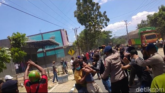 Massa pendunkung pasangan SUKA ricuh saat sidang mediasi sengketa di kantor Bawaslu Dompu.