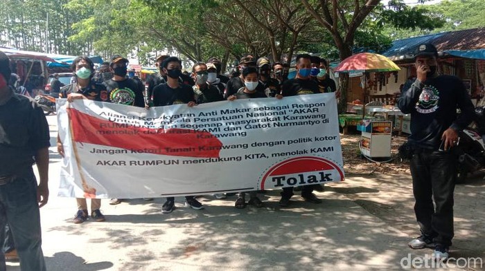 Massa tolak deklarasi KAMI di Karawang.