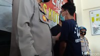 Sebelumnya, video aksi vandalisme dan Al Quran dirobek di Musala Darussalam, Kabupaten Tangerang, Banten, viral di media sosial. Terlihat musala dicoret menggunakan cat pilok di bagian tembok, lantai serta ada Al Quran yang terlihat sobek di lantai.
