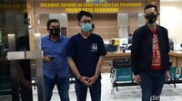 Begini tampang Satrio Katon Nugroho, pelaku pencoretan Musala Darussalam di Pasar Kemis, Tangerang, yang mengakui aksi vandalisme dan perusakan Alquran. Pemuda tersebut meyakini bahwa aksinya itu sebagai kebenaran.