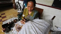 Upah borongan untuk membuat batik tulis dilakukan dengan motif berbeda-beda.