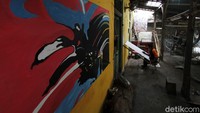 Para seniman ini memilih sudut-sudut tertentu untuk menyelesaikan pekerjaan.