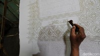 Pekerjaan dilakukan dengan sangat teliti dan hati-hati.