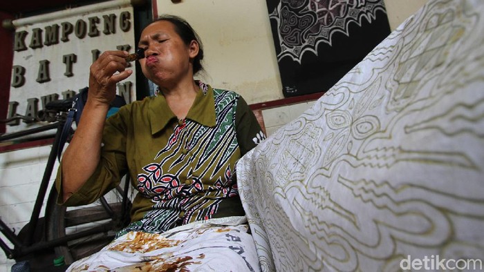 Batik tulis di Laweyan, Surakarta, dilakukan oleh para seniman. Tangan-tangan terampil mereka melahirkan motif-motif yang memukau.