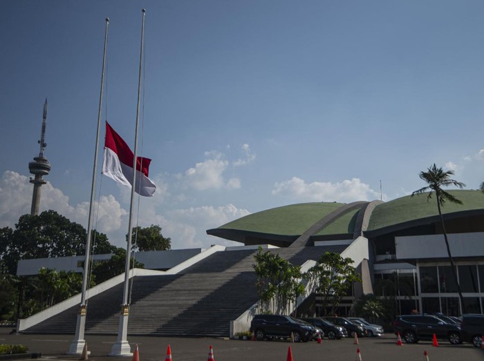 Bendera Merah Putih berkibar setengah tiang di kompleks Parlemen, Jakarta, Rabu (30/9/2020). Pengibaran bendera setengah tiang itu dalam itu untuk memperingati peristiwa Gerakan 30 September 1965. ANTARA FOTO/Aditya Pradana Putra/foc.