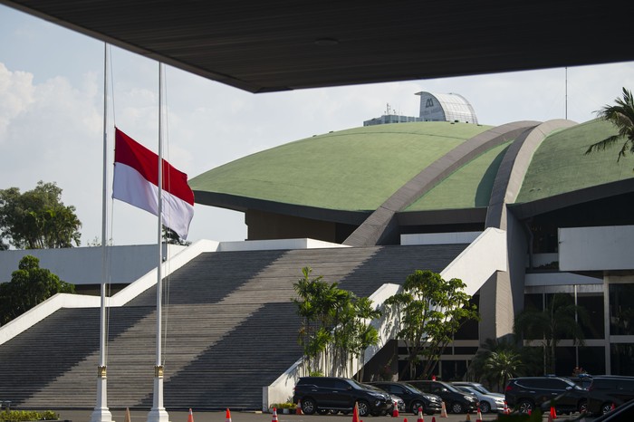 Bendera Merah Putih berkibar setengah tiang di kompleks Parlemen, Jakarta, Rabu (30/9/2020). Pengibaran bendera setengah tiang itu dalam itu untuk memperingati peristiwa Gerakan 30 September 1965. ANTARA FOTO/Aditya Pradana Putra/foc.