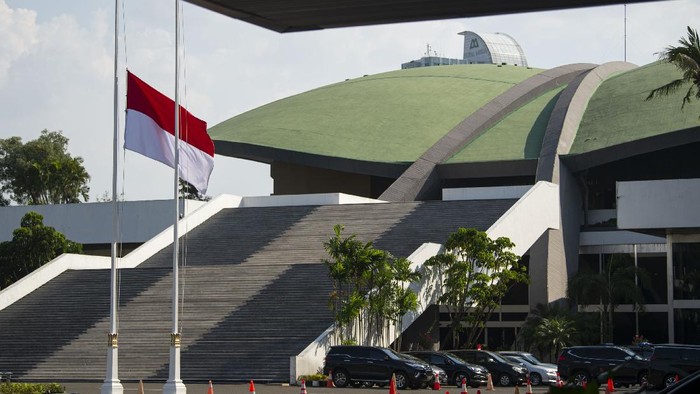 Bendera Merah Putih berkibar setengah tiang di kompleks Parlemen, Jakarta, Rabu (30/9/2020). Pengibaran bendera setengah tiang itu dalam itu untuk memperingati peristiwa Gerakan 30 September 1965. ANTARA FOTO/Aditya Pradana Putra/foc.