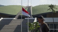 Begini penampakan bendera Merah Putih setengah tiang di kompleks Parlemen, Jakarta, Rabu (30/9/2020).