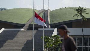Bendera Setengah Tiang Mejeng di Parlemen