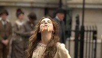 Saat memerankan Enola Holmes, adik dari Sherlock Holmes yang terkenal, rupanya Millie tak bisa lepas dari camilan wortelnya. Foto: @milliebobbybrown