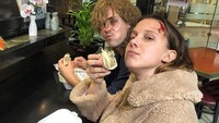 Terkenal lewat perannya sebagai Eleven di Stranger Things, Millie bagikan keseruannya saat menyantap makanan enak di sela-sela syutings erial populer tersebut. Foto: @milliebobbybrown
