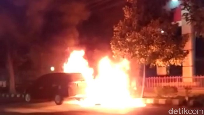 mobil terbakar di kediri