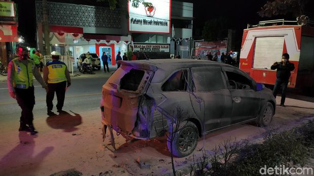 mobil terbakar di kediri