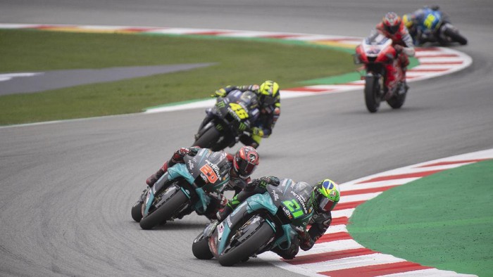 BARCELONA, SPAIN - SEPTEMBER 27: Franco Morbidelli of Italy and Petronas Yamaha SRT leads the field during the MotoGP race during the MotoGP of Catalunya: Race during the MotoGP of Catalunya at Circuit de Barcelona-Catalunya on September 27, 2020 in Barcelona, Spain. (Photo by Mirco Lazzari gp/Getty Images)