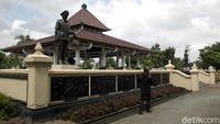 Dua patung Brigjen Katamso dan Kolonel Sugiono berukuran besar berdiri tegak di pintu masuk Monumen Pahlawan Pancasila.