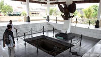 Di dalam monumen itu terdapat satu lubang tempat ditemukannya dua jenazah Pahlawan Revolusi, yaitu Brigjen Katamso dan Kolonel Sugiono.