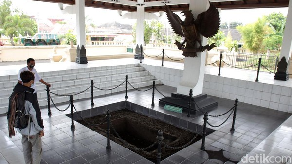 Di dalam monumen itu terdapat satu lubang tempat ditemukannya dua jenazah Pahlawan Revolusi, yaitu Brigjen Katamso dan Kolonel Sugiono. Di dalam monumen itu terdapat satu lubang tempat ditemukannya dua jenazah Pahlawan Revolusi, yaitu Brigjen Katamso dan Kolonel Sugiono.