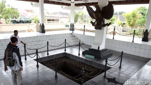 Pengunjung mengabadikan lokasi penguburan dua pahlawan Revolusi Brigjen Katamso dan Kolonel Sugiono di Museum Pahlawan Pancasila, Kentungan, Sleman, Yogyakarta, Rabu (30/9/2020).