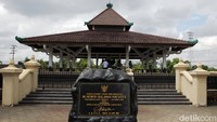 Monumen Pahlawan Pancasila ini berada di dalam komplek Batalyon Infantri 403/Wirasada Pratista Yogyakarta di Kentungan, Condong Catur, Depok, Sleman. 