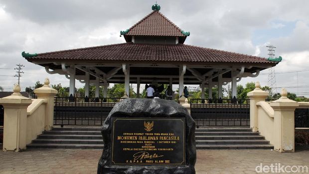 Pengunjung mengabadikan lokasi penguburan dua pahlawan Revolusi Brigjen Katamso dan Kolonel Sugiono di Museum Pahlawan Pancasila, Kentungan, Sleman, Yogyakarta, Rabu (30/9/2020).