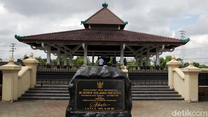 Museum Pahlawan Pancasila di Kentungan Sleman Pengunjung mengabadikan lokasi penguburan dua pahlawan Revolusi Brigjen Katamso dan Kolonel Sugiono di Museum Pahlawan Pancasila, Kentungan, Sleman, Yogyakarta, Rabu (30/9/2020).