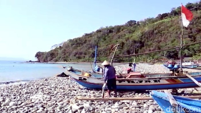 Hasil riset ITB yang mengatakan potensi terjadinya tsunami di sepanjang pantai selatan Jawa Barat dan Jawa Timur mendapat tanggapan dari sejumlah nelayan di pesisir Pantai Cikembang, Cisolok, Kabupaten Sukabumi. Mereka mengaku tidak panik dan lebih mengedepankan kewaspadaan.