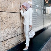 Bergaya serba putih, Olla Ramlan menenteng tas Hermes Birkin White-Matte Himalayan favoritnya. Dalam wawancara untuk channel YouTube Robby Purba, Olla pernah mengungkapkan alasannya suka membeli tas Hermes. Menurunya tas tersebut adalah reward dari hasil kerja kerasnya. Foto: Instagram