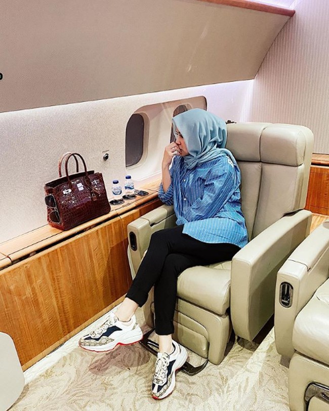 Naik private jet, Olla Ramlan tampil stylish dengan memakai sneakers dari Gucci. Istri pengusaha Aufar Hutapea itu juga tampak ditemani tas Hermes seri Birkin miliknya yang harganya Rp 1 miliar.Foto: Instagram