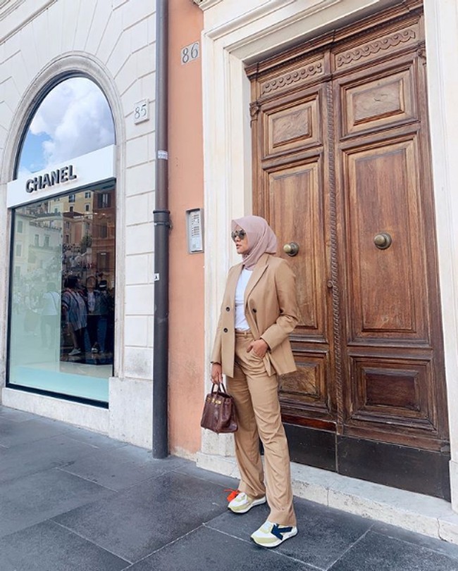 Liburan ke luar negeri, tas Hermes seharga Rp 1 miliar melengkapi gaya stylish Olla Ramlan yang berpose ootd di dekat butik Chanel. Foto: Instagram