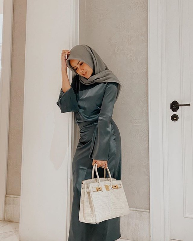 Olla Ramlan menjadi atensi di unggahan terbarunya di Instagram. Saat berpose bersandar ke tembok ini, Olla Ramlan tampak menenteng tas Hermes berwarna putih. Menurut akun Instagram @Hermes_Selebriti, tas Olla tersebut datang dari seri Birkin 35 matte porosus crocodile. Tas tersebut menurut situs kabinetprive harganya mencapai US$ 107.377 atau sekitar Rp 1,6 miliar. Foto: Dok. Instagram @ollaramlanaufar