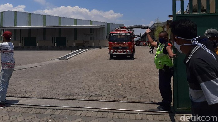 pabrik kayu di probolinggo terbakar