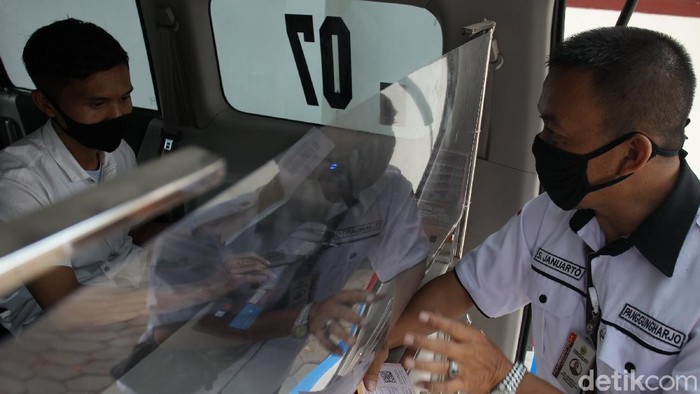 Fasilitas mobil keliling pembayaran Pajak Bumi dan Bangunan Pedesaan dan Perkotaan (PBB-P2) dilakukan demi mencegah antrean dan mengunci penyebaran COVID-19.