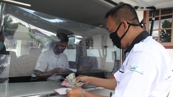 Fasilitas mobil keliling pembayaran Pajak Bumi dan Bangunan Pedesaan dan Perkotaan (PBB-P2) dilakukan demi mencegah antrean dan mengunci penyebaran COVID-19.