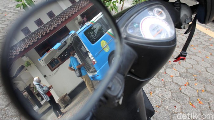 Fasilitas mobil keliling pembayaran Pajak Bumi dan Bangunan Pedesaan dan Perkotaan (PBB-P2) dilakukan demi mencegah antrean dan mengunci penyebaran COVID-19.