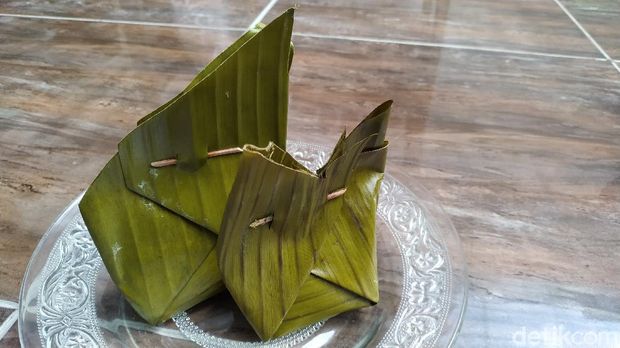 Pangkasan Bagian Atas Bungkus Botok Menunjukkan Isiannya Pangkasan Bagian Atas Bungkus Botok Menunjukkan Isiannya