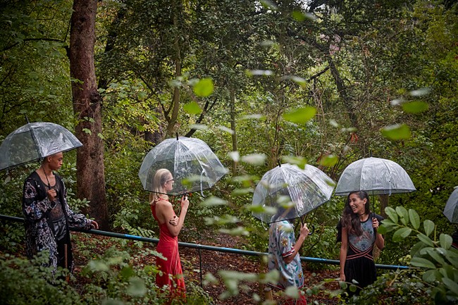Brand Koche menggelar fashion show di taman Jardin des Buttes Chaumont. Koche memamerkan koleksi spring/summer 2021 di Paris Fashion Week 2020 yang digelar di tengah pandemi Corona. Foto: Getty Images/Kiran Ridley