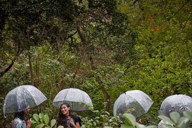 Brand Koche menggelar fashion show di taman Jardin des Buttes Chaumont. Koche memamerkan koleksi spring/summer 2021 di Paris Fashion Week 2020 yang digelar di tengah pandemi Corona. Foto: Getty Images/Kiran Ridley