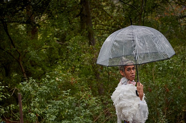 Brand Koche menggelar fashion show di taman Jardin des Buttes Chaumont. Koche memamerkan koleksi spring/summer 2021 di Paris Fashion Week 2020 yang digelar di tengah pandemi Corona. Foto: Getty Images/Kiran Ridley