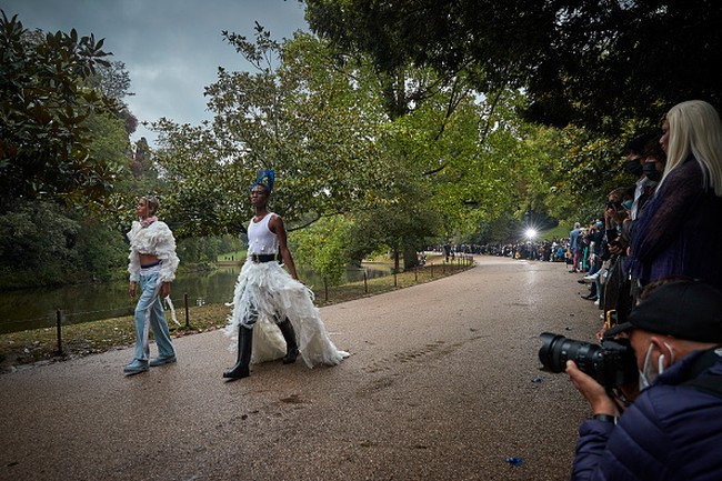 Brand Koche menggelar fashion show di taman Jardin des Buttes Chaumont. Koche memamerkan koleksi spring/summer 2021 di Paris Fashion Week 2020 yang digelar di tengah pandemi Corona. Foto: Getty Images/Kiran Ridley