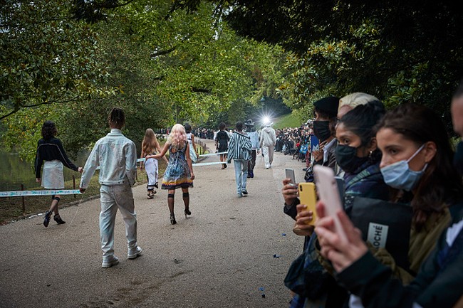 Brand Koche menggelar fashion show di taman Jardin des Buttes Chaumont. Koche memamerkan koleksi spring/summer 2021 di Paris Fashion Week 2020 yang digelar di tengah pandemi Corona. Foto: Getty Images/Kiran Ridley