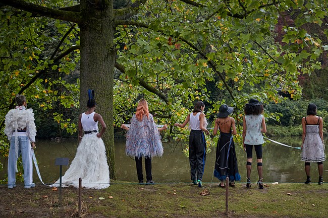 Brand Koche menggelar fashion show di taman Jardin des Buttes Chaumont. Koche memamerkan koleksi spring/summer 2021 di Paris Fashion Week 2020 yang digelar di tengah pandemi Corona. Foto: Getty Images/Kiran Ridley