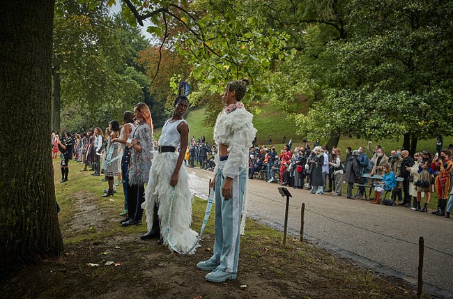 Brand Koche menggelar fashion show di taman Jardin des Buttes Chaumont. Koche memamerkan koleksi spring/summer 2021 di Paris Fashion Week 2020 yang digelar di tengah pandemi Corona. Foto: Getty Images/Kiran Ridley