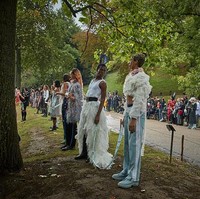 Brand Koche menggelar fashion show di taman Jardin des Buttes Chaumont. Koche memamerkan koleksi spring/summer 2021 di Paris Fashion Week 2020 yang digelar di tengah pandemi Corona. Foto: Getty Images/Kiran Ridley