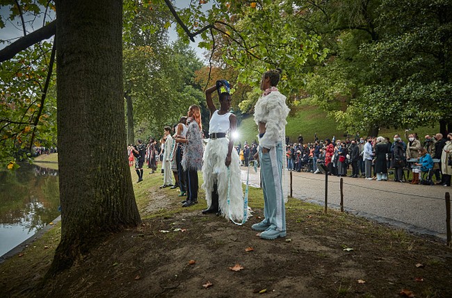 Brand Koche menggelar fashion show di taman Jardin des Buttes Chaumont. Koche memamerkan koleksi spring/summer 2021 di Paris Fashion Week 2020 yang digelar di tengah pandemi Corona. Foto: Getty Images/Kiran Ridley