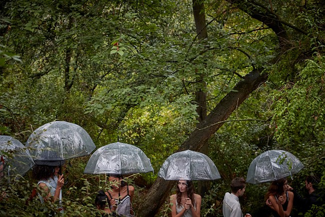 Brand Koche menggelar fashion show di taman Jardin des Buttes Chaumont. Koche memamerkan koleksi spring/summer 2021 di Paris Fashion Week 2020 yang digelar di tengah pandemi Corona. Foto: Getty Images/Kiran Ridley